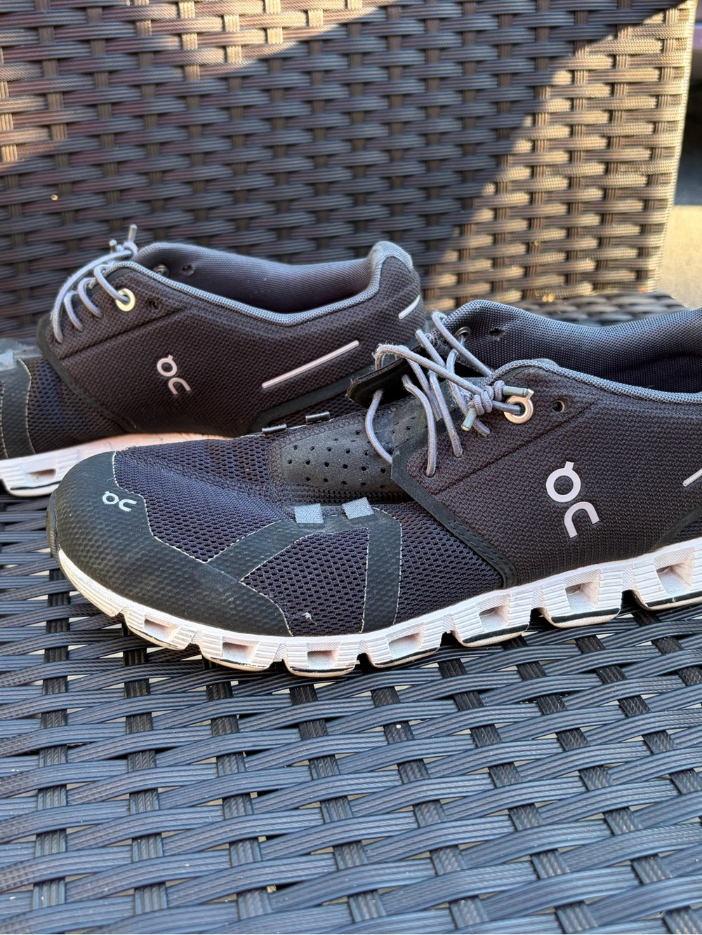 Up for sale is a classic pair of Women's On Cloud 5 slip-on running shoes in siz